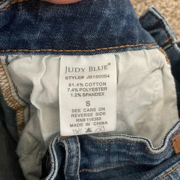 Women’s Judy Blue Raw Hem Distressed Shorts Size S - Picture 3 of 5